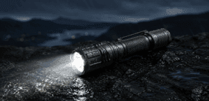 Mejores linternas tácticas recargables iluminando un entorno exterior durante una emergencia nocturna y un apagón prolongado